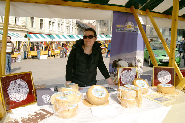 2009. 04. 06. - Drzavni tajnik Bačić obišao otočne proizvođače koji svoje proizvode ovaj tjedan nude na Trgu bana Jelacčića